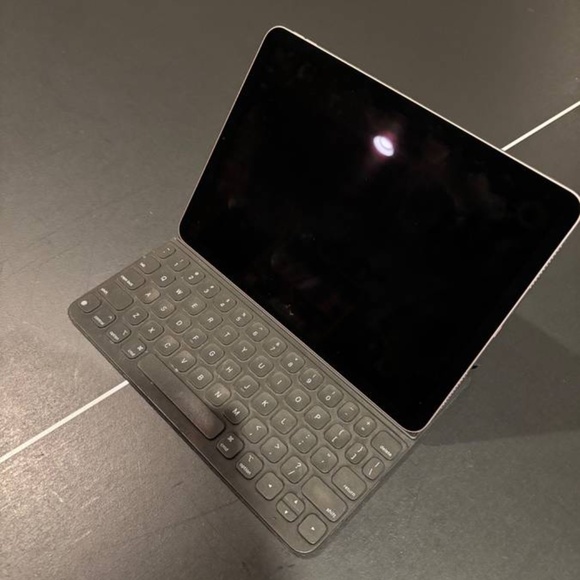 LAST CALL iPad Air 5th Gen and Smart Keyboard - Picture 4 of 15